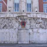 Il basamento in pietra in corrispondenza del corpo centrale presenta una lunga decorazione ad opera dello scultore romano Omero Taddeini. L�altorilievo raffigura vari militanti fascisti e sotto quella che sembra essere la �Vittoria alata� � stato posto il simbolo della caserma, con il tipico pino verde sullo sfondo rosso (foto di Gennaro Gargiulo)